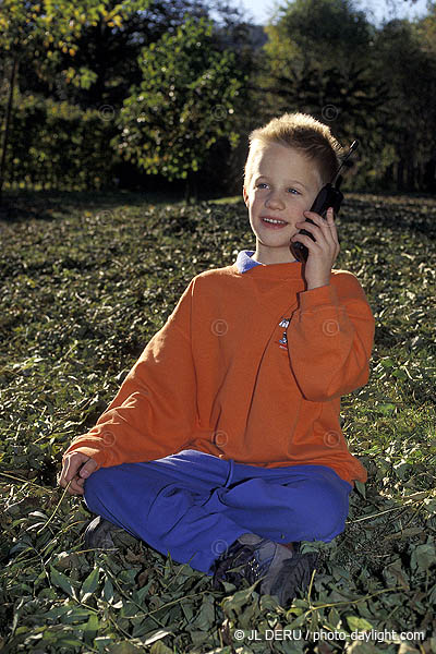 petit garon dans les feuilles - little boy in leaves